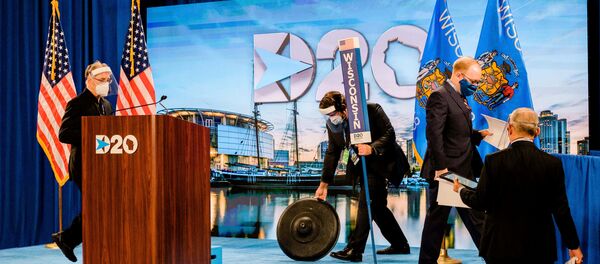 DNC staff change the set as Milwaukee native and Convention Secretary Jason Rae walks off stage at the Wisconsin Center on the second day of the Democratic National Convention in Milwaukee, Wisconsin, U.S. August 18, 2020 - Sputnik International