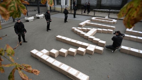 Boxes containing signatures of Ukrainian people in support of the referendum on Ukraine's accession to the NATO system of collective security, outside the President's Administration building - Sputnik International