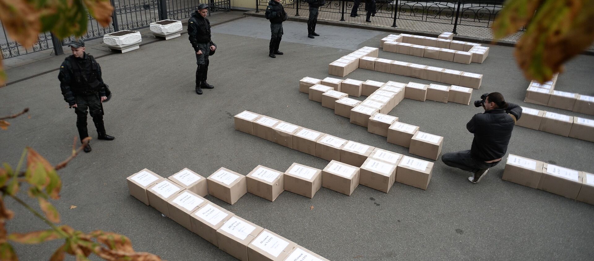 Boxes containing signatures of Ukrainian people in support of the referendum on Ukraine's accession to the NATO system of collective security, outside the President's Administration building - Sputnik International, 1920, 13.06.2021