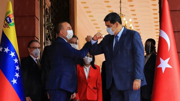 Venezuela's President Nicolas Maduro and Turkish Foreign Minister Mevlut Cavusoglu, wearing protective masks, meet at Miraflores Palace in Caracas, Venezuela August 18, 2020 - Sputnik International