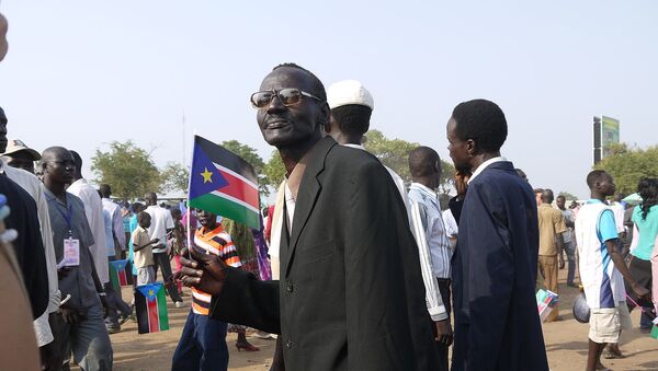Sudanese man carries the flag - Sputnik International
