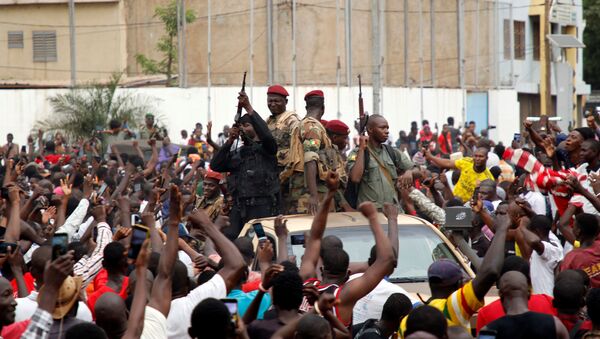 A crowd of people cheer Malian army soldiers at the Independence Square after a mutiny, in Bamako, Mali August 18, 2020. Picture taken August 18, 2020 - Sputnik International