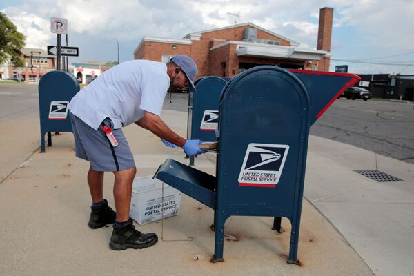 USPS Funding Row: Dems 'Desperate to Do Anything They Can' to Make Trump Look Bad, Ex-Diplomat Says - Sputnik International