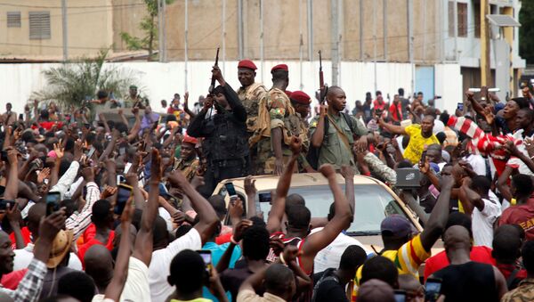 A crowd of people cheer Malian army soldiers at the Independence Square  in Bamako - Sputnik International