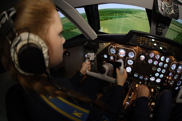 In Love With the Sky: Russian Female Pilots Prepare for Future Flights - Sputnik International