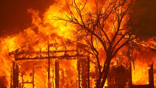 A burning home is seen along Cherry Glen Road during the LNU Lighting Complex Fire on the outskirts of Vacaville, California, U.S. August 19, 2020 - Sputnik International