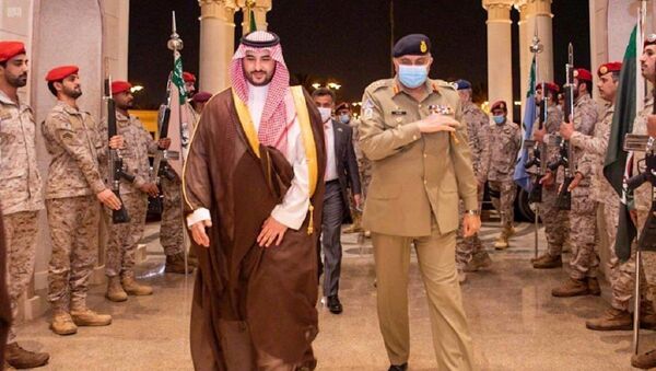 Pakistan's Army Chief of Staff General Qamar Javed Bajwa is welcomed by Saudi Arabia's Deputy Defense Minister Prince Khalid bin Salman, in Riyadh, Saudi Arabia August 17, 2020 - Sputnik International