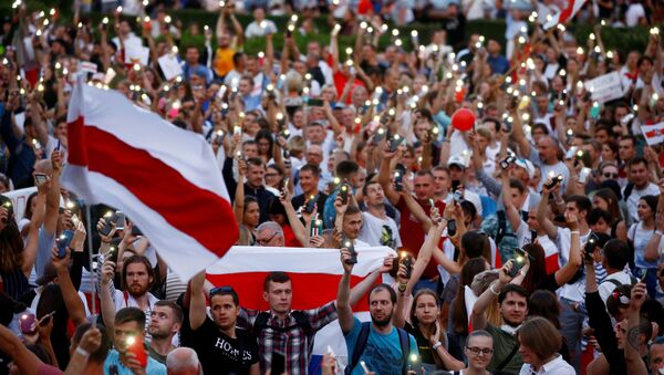 Historical white-red-white flags of Belarus are seen as people attend an opposition demonstration to protest against presidential election results, in Independence Square in Minsk, Belarus August 18, 2020. - Sputnik International