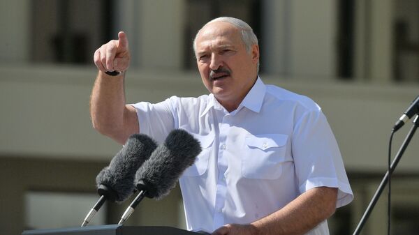 Belarusian President Alexander Lukashenko gestures as he delivers a speech during a rally of his supporters near the Government House in Independence Square in Minsk, Belarus August 16, 2020 - Sputnik International