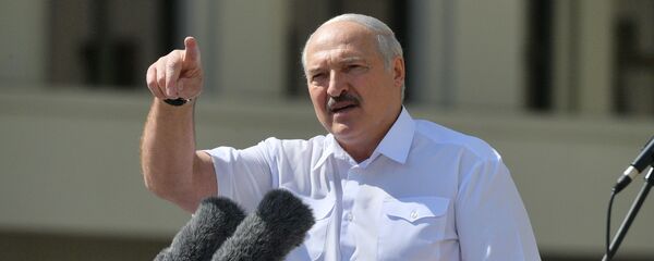 Belarusian President Alexander Lukashenko gestures as he delivers a speech during a rally of his supporters near the Government House in Independence Square in Minsk, Belarus August 16, 2020 - Sputnik International