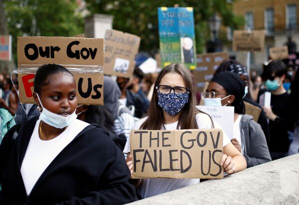 'Supreme Trolling' Seen in Pick of Books Placed in Background During Boris Johnson's Speech 'Supreme Trolling' Seen in Pick of Books Placed in Background During Boris Johnson's Speech - Sputnik International