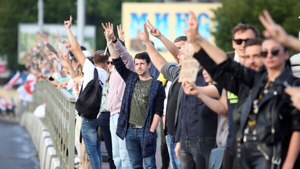People attend an opposition demonstration to protest against presidential election results in Minsk, Belarus August 21, 2020. - Sputnik International