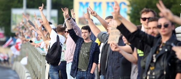 People attend an opposition demonstration to protest against presidential election results in Minsk, Belarus August 21, 2020. - Sputnik International