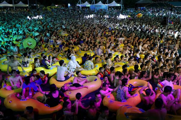 People enjoy a music party inside a swimming pool at the Wuhan Maya Beach Park, in Wuhan, following the coronavirus disease (COVID-19) outbreak, Hubei Province, China 15 August 2020. - Sputnik International