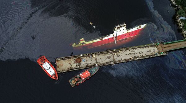 Clean up of an oil spill from the Saida vessel that capsized after a fire off Murmansk, Russia, 17 August. - Sputnik International