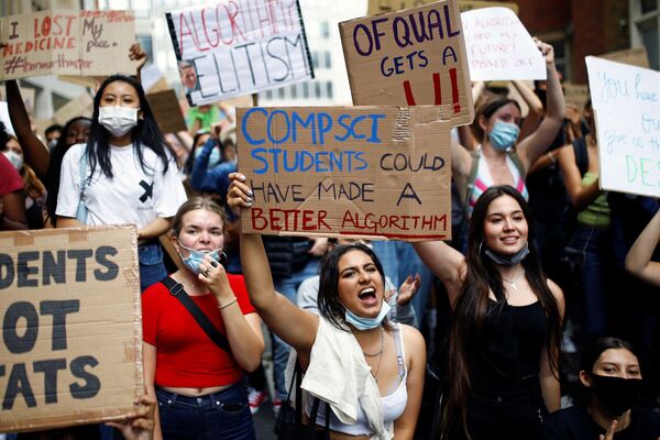 A-level students hold placards as they protest outside the Department for Education, amid the outbreak of the coronavirus disease (COVID-19), in London, Britain, 16 August 2020.  - Sputnik International