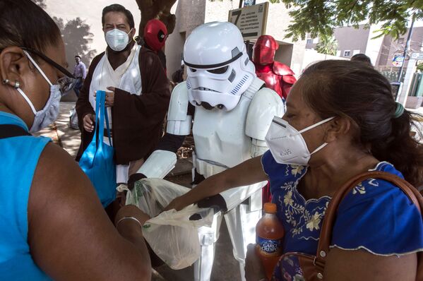 Members of a Star Wars fan club deliver food and sodas to relatives of patients hospitalised within the area of respiratory diseases at the Hospital Ignacio Garcia of the Mexican Social Security Institute in Merida, state of Yucatan, on 15 August 2020 amid the COVID-19 coronavirus pandemic.  - Sputnik International