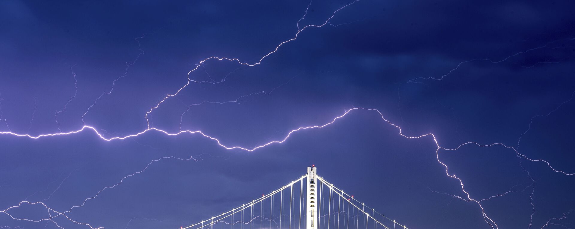 Lightning forks over the San Francisco-Oakland Bay Bridge as a storm passes over Oakland, Calif., Sunday, Aug. 16, 2020. - Sputnik International, 1920, 05.07.2023