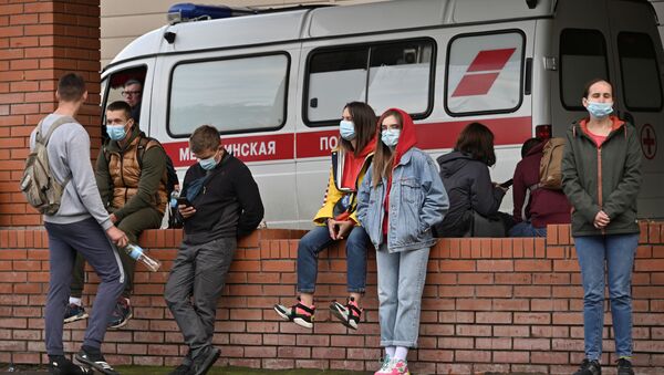 People gather outside a hospital, where Russian opposition politician Alexei Navalny receives medical treatment in Omsk, Russia August 21, 2020.  - Sputnik International
