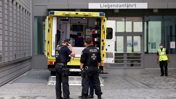 Police officers are seen in front of an ambulance that allegedly transported Russian opposition figure Alexei Navalny to Charite Mitte Hospital Complex where he will receive medical treatment in Berlin, Germany August 22, 2020. - Sputnik International