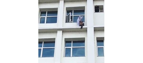 A patient in Indian hospital stepped out of a window at a COVID-19 hospital ward and tried to jump in an attempt to end his life A patient in Indian hospital stepped out of a window at a COVID-19 hospital ward and tried to jump in an attempt to end his life - Sputnik International