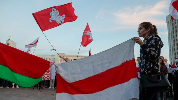 A woman holds a historical white-red-white flag of Belarus during an opposition demonstration against presidential election results at the Independence Square in Minsk, Belarus August 22, 2020. - Sputnik International