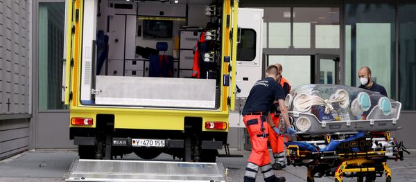 Paramedics load a stretcher into an ambulance that allegedly transported Russian opposition leader Alexei Navalny at Charite Mitte Hospital Complex where he will receive medical treatment in Berlin, Germany August 22, 2020. - Sputnik International