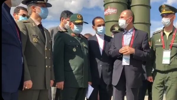 Iranian Defence Minister Amir Hatami, second from left, speaks to Russian officials at the ARMY-2020 military expo outside Moscow, 23 August 2020. - Sputnik International