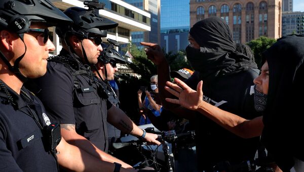 Demonstrators against racial injustice yell at police near the site of the Democratic National Convention (DNC), which is mostly virtual, due to the coronavirus disease (COVID-19) outbreak, in Milwaukee, Wisconsin, 20 August 2020 - Sputnik International