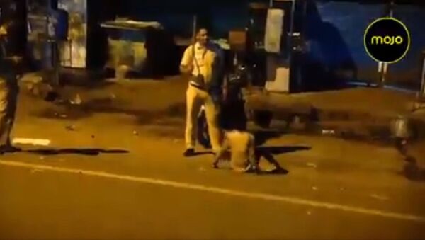 A policeman seen assaulting a young boy, in a video that surfaced from RK Puram - Sputnik International