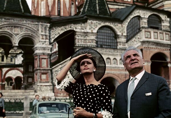 Italian actress Sophia Loren and Soviet actor Sergo Zakaridze in Red Square during the IV Moscow International Film Festival, on 4 July 1965 - Sputnik International