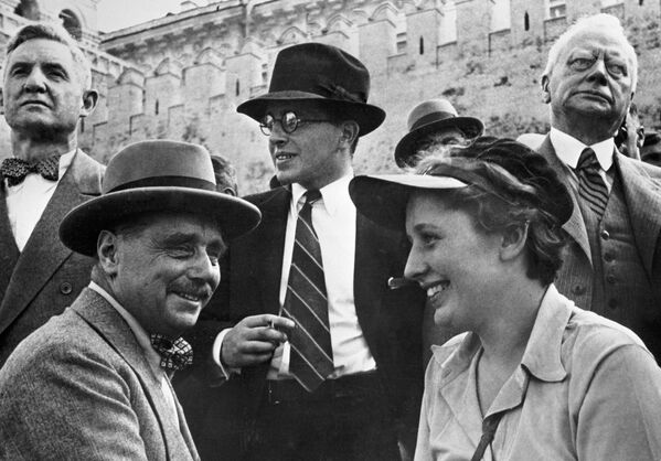 Author Herbert Wells (1866-1946) among foreign tourists on Red Square, 24 July 1934  - Sputnik International