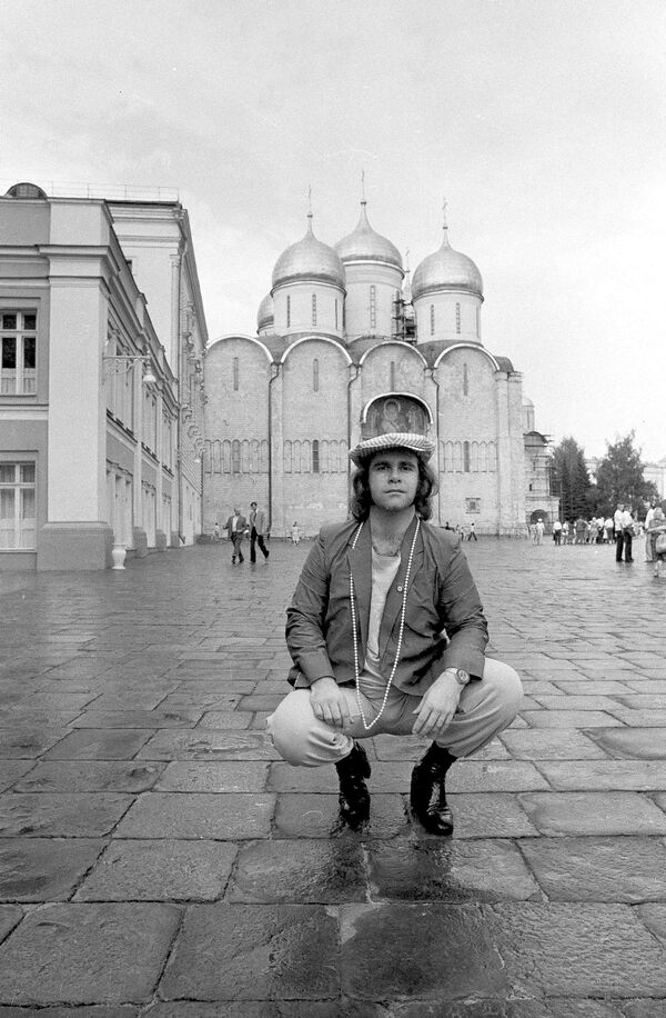 British rock superstar Elton John strikes a Cossack pose in Cathedral Square, Moscow, May 27, 1979.  - Sputnik International