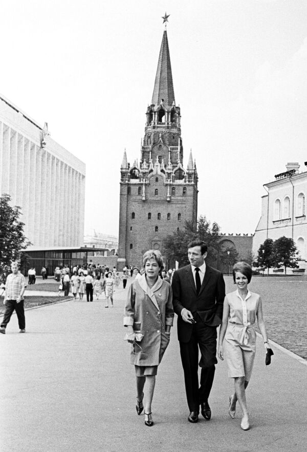 French actors Simone Signoret, Yves Montand and Françoise Arnoul after visiting the Moscow Kremlin on 16 July 1963  - Sputnik International