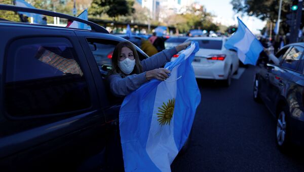 Demonstrators take part in a protest against the national government and the quarantine measures in the city of Buenos Aires, amid the coronavirus disease (COVID-19) outbreak, at the Buenos Aires obelisk, Argentina August 17, 2020 - Sputnik International