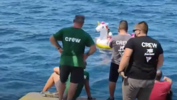 Ferry Rescues Girl Floating on Inflatable Unicorn Off Coast of Greece - Sputnik International