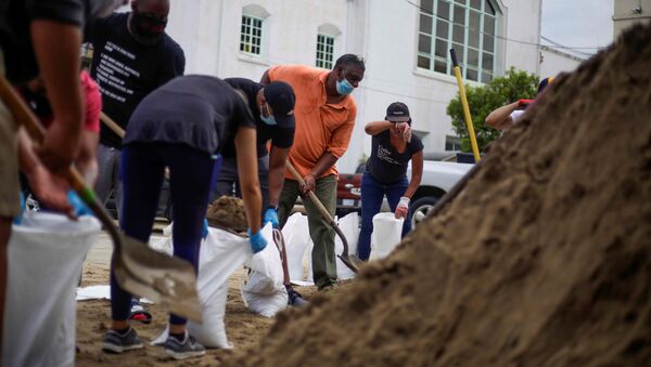 Residents fill sandbags at St. Raymond Church, provided by Mayor LaToya Cantrell and the local government, as Hurricane Laura warnings have been issued for part of Louisiana and Texas, in New Orleans, Louisiana, U.S., August 25, 2020. - Sputnik International