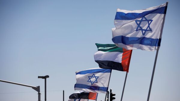The national flags of Israel and the United Arab Emirates flutter along a highway following the agreement to formalize ties between the two countries, in Netanya, Israel August 17, 2020. - Sputnik International