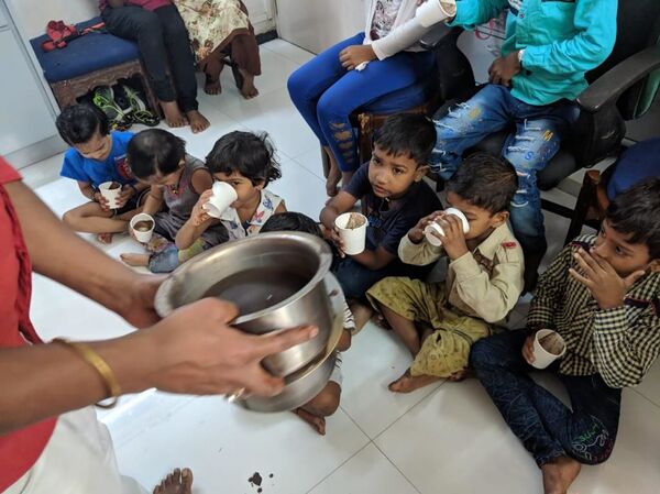 What's Godlier Than Feeding Hungry Kids, Says Mumbai Baker Who Sculpts Chocolate Into Ganesh Idols - Sputnik International