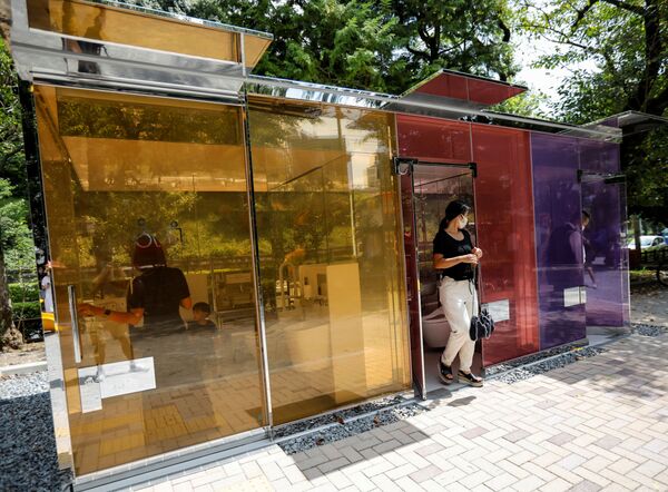 Люди в прозрачном общественном туалете в парке Токио - Sputnik International