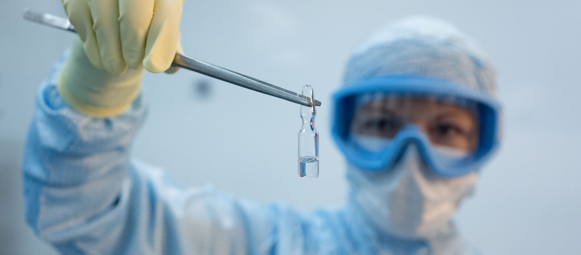A handout photo shows an employee demonstrating a vial with Gam-COVID-Vac vaccine against the coronavirus disease (COVID-19), developed by the Gamaleya National Research Institute of Epidemiology and Microbiology and the Russian Direct Investment Fund (RDIF), during its production at Binnopharm pharmaceutical company in Zelenograd near Moscow, Russia August 7, 2020 - Sputnik International, 1920