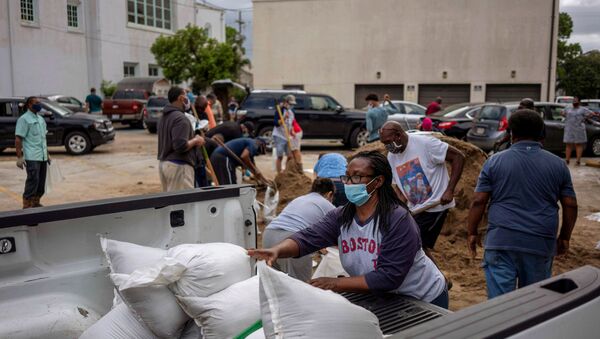 A woman puts sandbags on a cart as residents fill sandbags at St. Raymond Church, provided by Mayor LaToya Cantrell and the local government, as Hurricane Laura warnings have been issued for part of Louisiana and Texas, in New Orleans, Louisiana, U.S., August 25, 2020. - Sputnik International