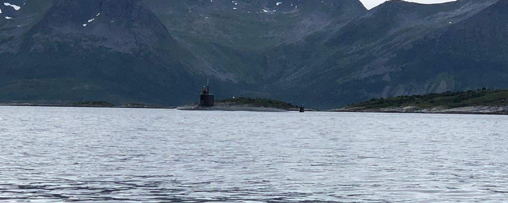 The Seawolf-class fast attack submarine USS Seawolf (SSN 21) conducts a brief stop for personnel in the Norwegian Sea off the coast of Tromso, Norway, Aug. 21, 2020. - Sputnik International, 1920, 13.05.2021