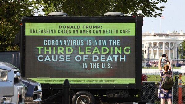 Photo of a Democratic National Committee billboard near the White House denouncing Donald Trump's COVID-19 response - Sputnik International