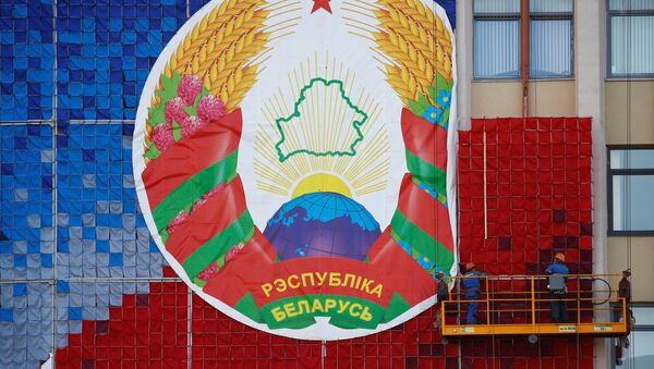 Workers mount a huge banner with the national emblem of Belarus on a facade of the Maxim Tank Belarusian State Pedagogical University at the Independence Square in Minsk, Belarus August 24, 2020 - Sputnik International