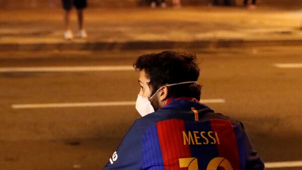 A Barcelona fan sitting on the sidewalk - Sputnik International