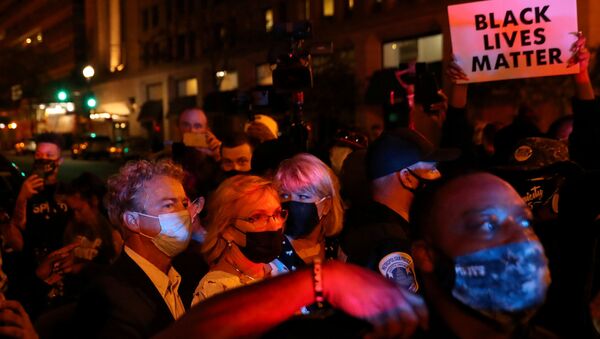 Protesters confront U.S. Senator Rand Paul (R-KY) during a protest in Washington, US August 28, 2020 - Sputnik International