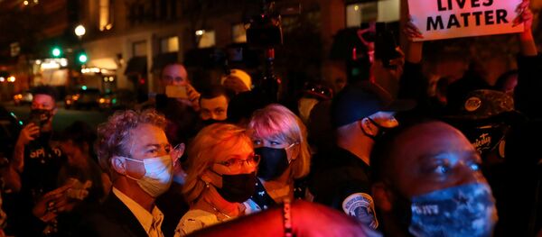 Protesters confront U.S. Senator Rand Paul (R-KY) during a protest in Washington, US August 28, 2020 - Sputnik International