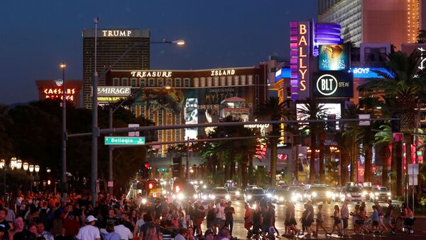 Tourists enjoy the Las Vegas Strip as they visit Las Vegas, Nevada, U.S., August 27, 2018. REUTERS/Mike Blake - Sputnik International