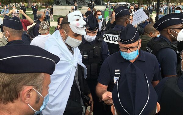 Demonstration against coronavirus curbs and mandatory mask-wearing in Paris, France. - Sputnik International